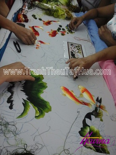 Những nghệ nhân tranh thêu tay Huế đang miệt mài bên khung thêu Những nghệ nhân tranh thêu tay Huế đang miệt mài bên khung thêu