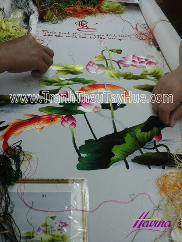 Những nghệ tranh đang miệt mài bên khung thêu Những nghệ tranh đang miệt mài bên khung thêu