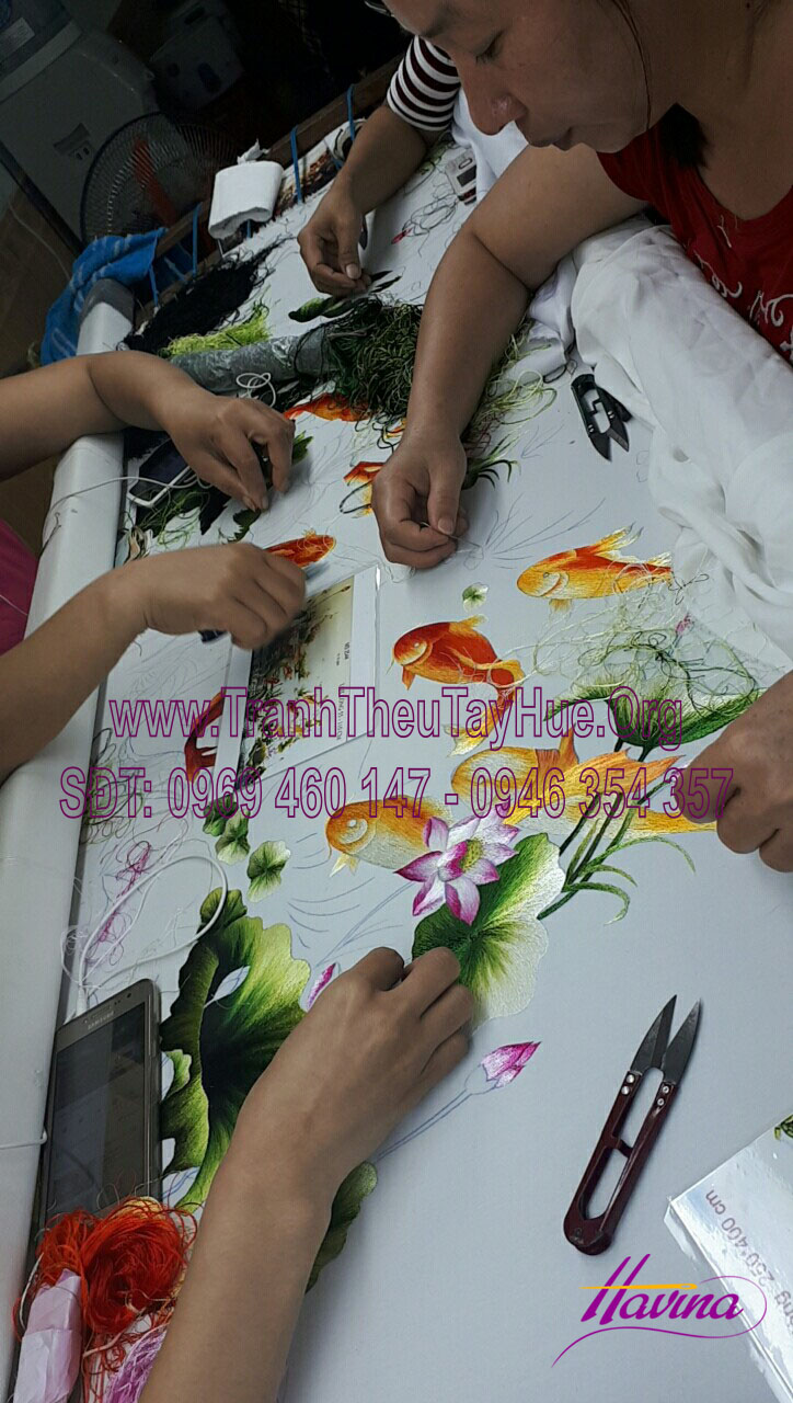 Quá trình thêu bức tranh cá chép hoa sen