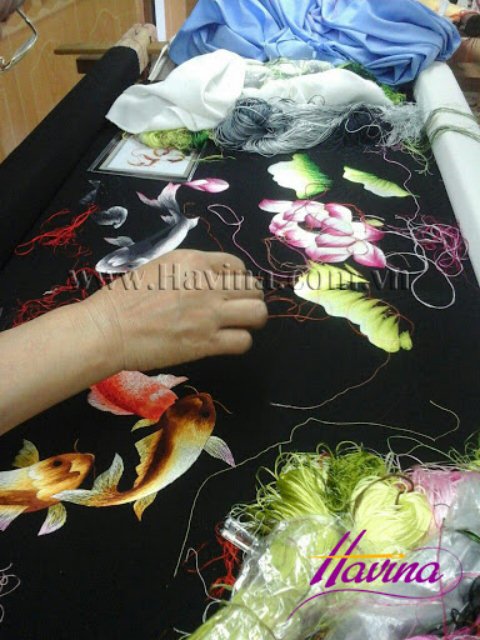 Quá trình thêu tác phẩm tranh thêu cá chép hoa sen cho chị Hoa Quá trình thêu tác phẩm tranh thêu cá chép hoa sen cho chị Hoa