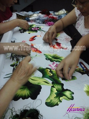 Những nghệ nhân tranh thêu tay Huế đang miệt mài bên khung thêu Những nghệ nhân tranh thêu tay Huế đang miệt mài bên khung thêu