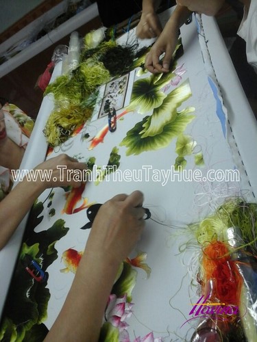 Những nghệ nhân tranh thêu tay Huế đang miệt mài bên khung thêu Những nghệ nhân tranh thêu tay Huế đang miệt mài bên khung thêu