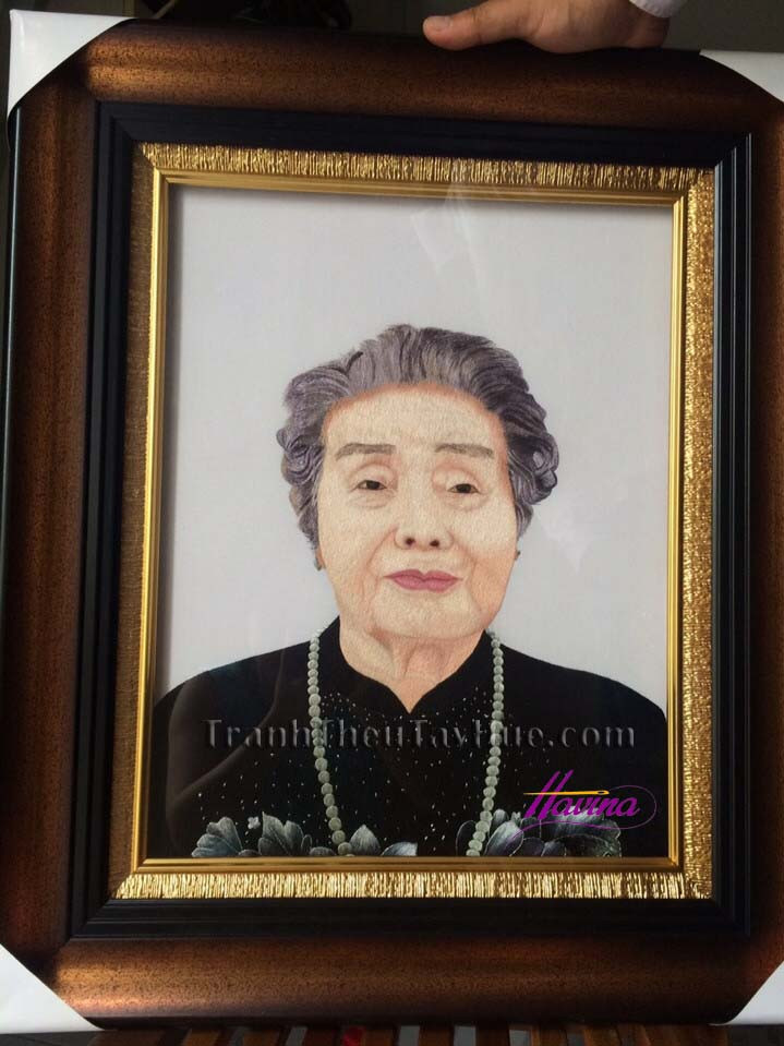Tranh thêu chân dung mẹ anh Kha TGĐ công ty Phi Kha sau khi hoàn thành Tranh thêu chân dung mẹ anh Kha TGĐ công ty Phi Kha sau khi hoàn thành