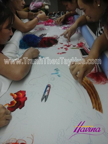 Qúa trình thêu tranh thêu chim công ms 2337 Qúa trình thêu tranh thêu chim công ms 2337