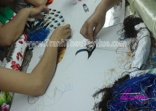 Qúa trình thêu tranh thêu chim công ms 2337 Qúa trình thêu tranh thêu chim công ms 2337