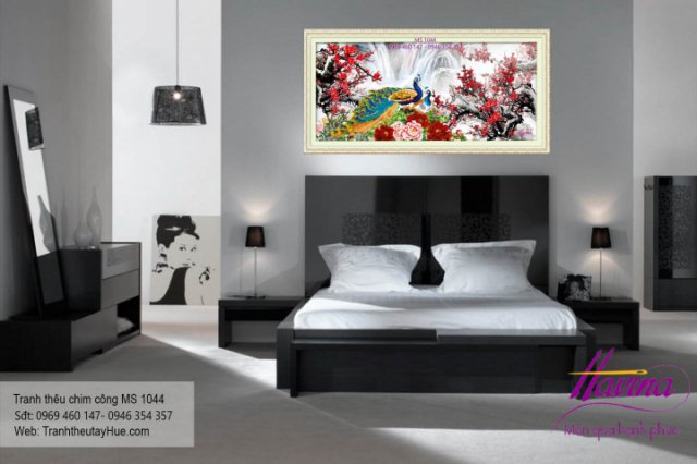 Tranh thêu chim công treo phòng khách