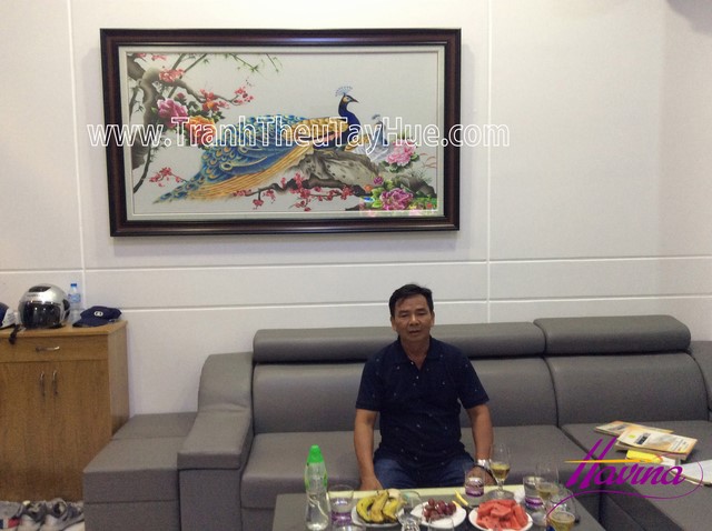 Tranh thêu chim công ms 2337 treo tại nhà anh Quang Tranh thêu chim công ms 2337 treo tại nhà anh Quang