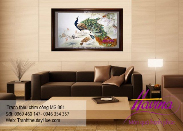 Tranh thêu chim công treo phòng khách