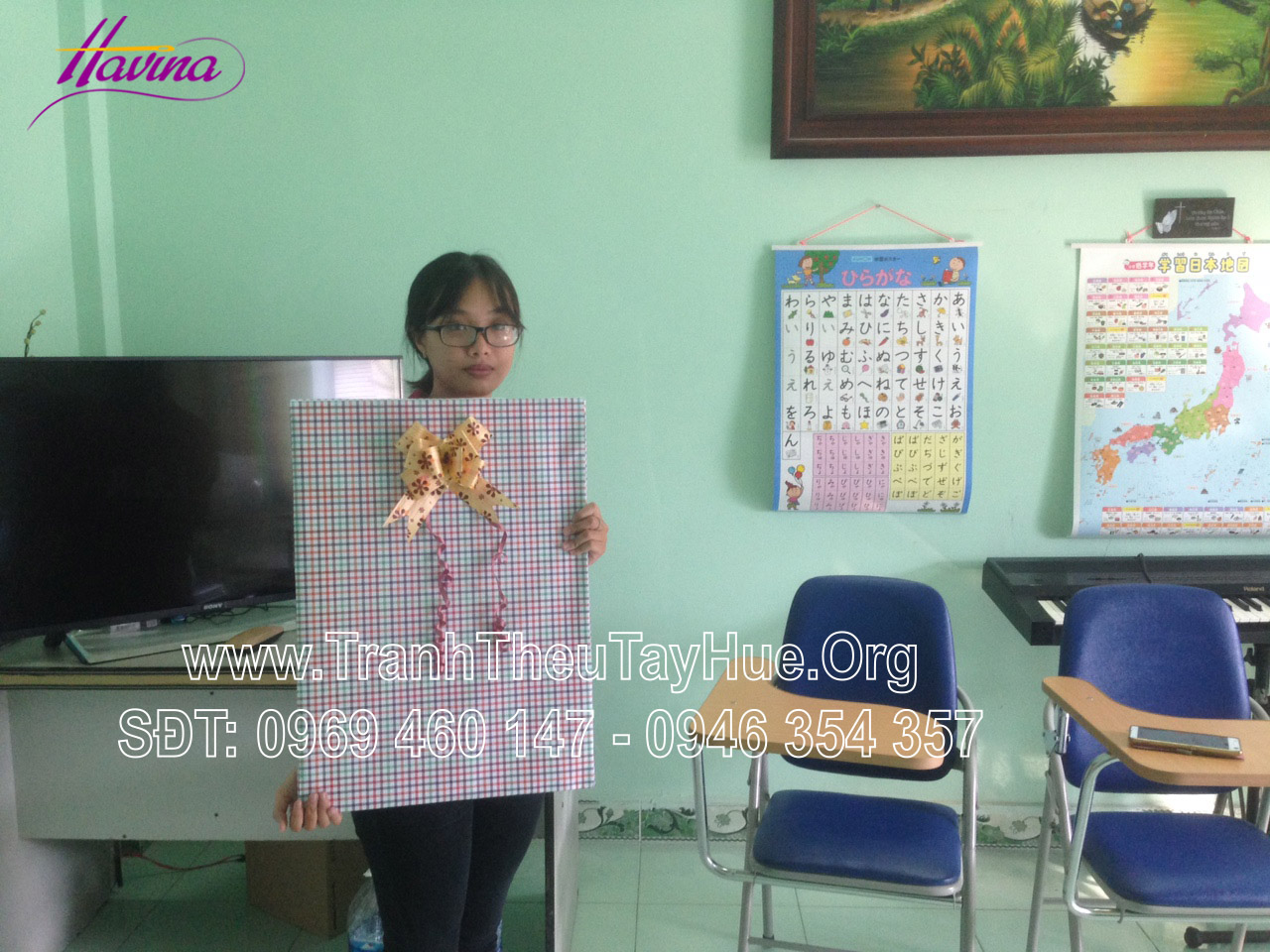 HAVINA giao bức tranh thêu MS 451 cho trung tâm Nhật ngữ tại ĐHQG TP.HCM