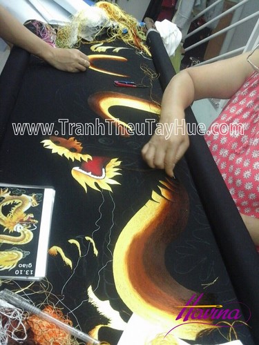 Những nghệ nhân đang miệt mài bên khung thêu Những nghệ nhân đang miệt mài bên khung thêu