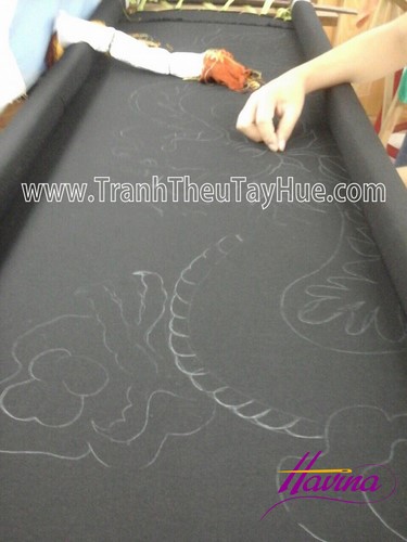 Những mũi thêu đầu tiên của tranh Rồng mã số 701 Những mũi thêu đầu tiên của tranh Rồng mã số 701