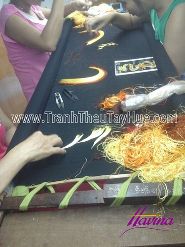 Những nghệ nhân đang miệt mài bên khung thêu Những nghệ nhân đang miệt mài bên khung thêu