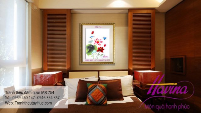 Tranh thêu tặng đám cưới treo phòng khách