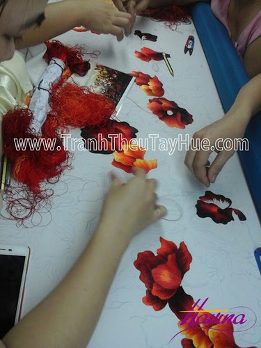 Những nghệ nhân đang miệt mài bên khung thêu Những nghệ nhân đang miệt mài bên khung thêu