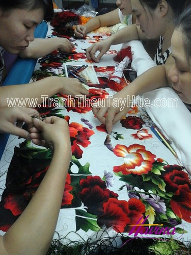 Những nghệ nhân đang miệt mài bên khung thêu Những nghệ nhân đang miệt mài bên khung thêu