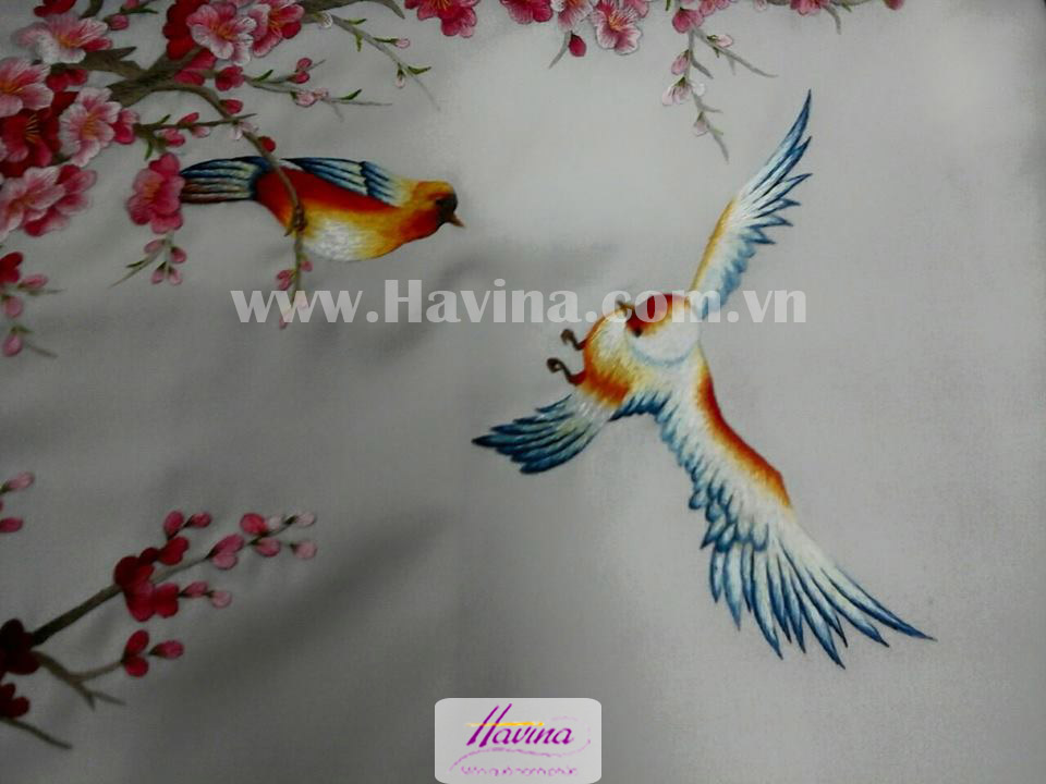 Tranh thêu hoa đào đang được thêu