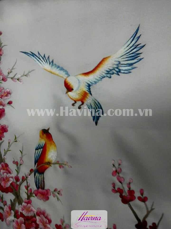 Tranh thêu hoa đào đang được thêu