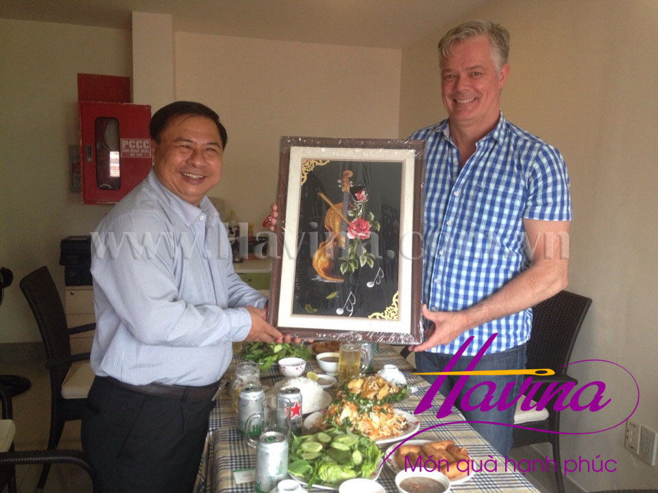 Công ty chị Vân tặng tranh đối tác