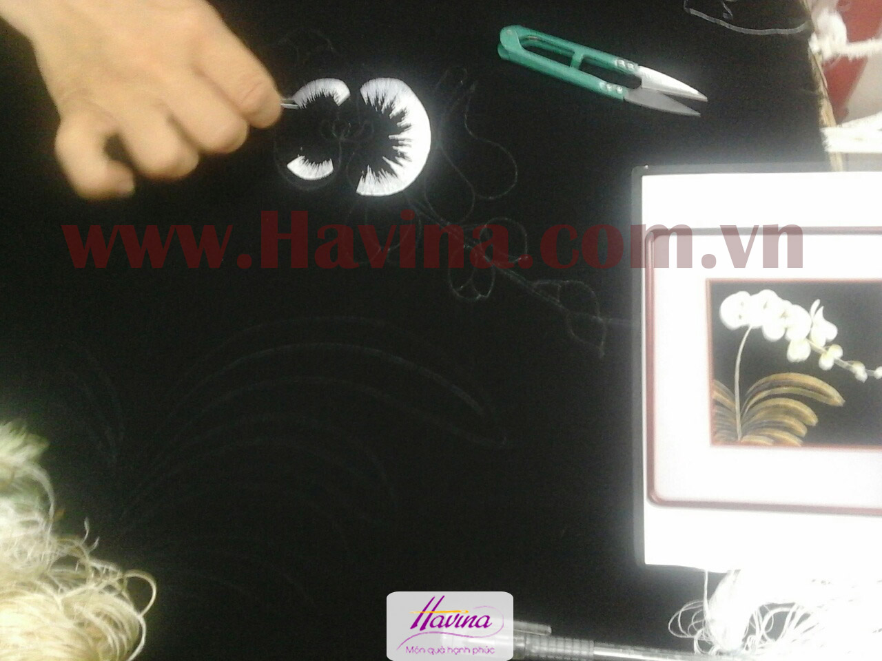 Quá trình thêu tác phẩm tranh thêu hoa lan