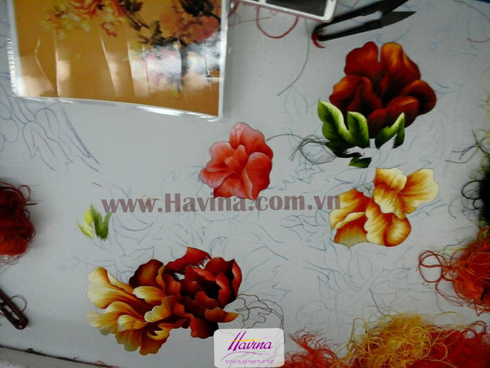 Tranh thêu hoa mẫu đơn đang được thêu
