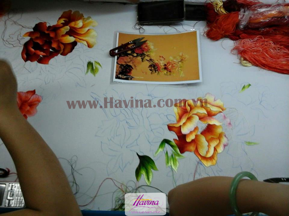 Tranh thêu hoa mẫu đơn đang được thêu