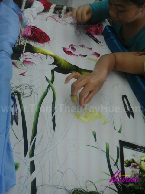 Các nghệ nhân đang miệt mài bên khung thêu Các nghệ nhân đang miệt mài bên khung thêu