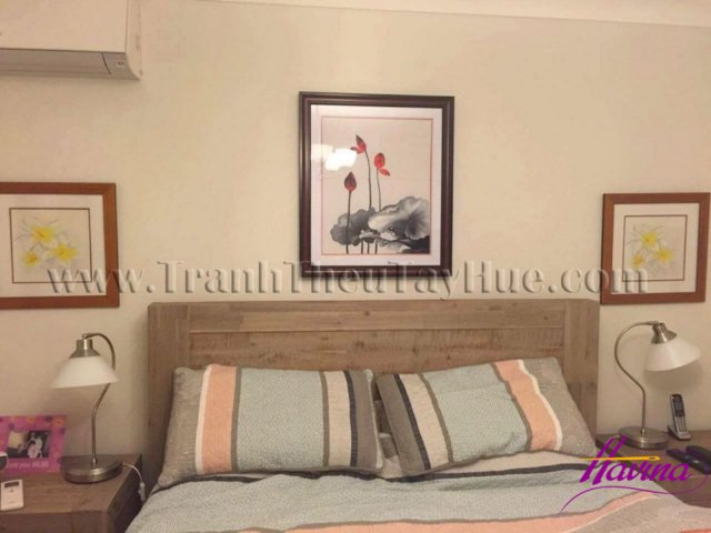 Tranh thêu hoa sen MS 1985 được treo tại nhà khách hàng Tranh thêu hoa sen MS 1985 được treo tại nhà khách hàng