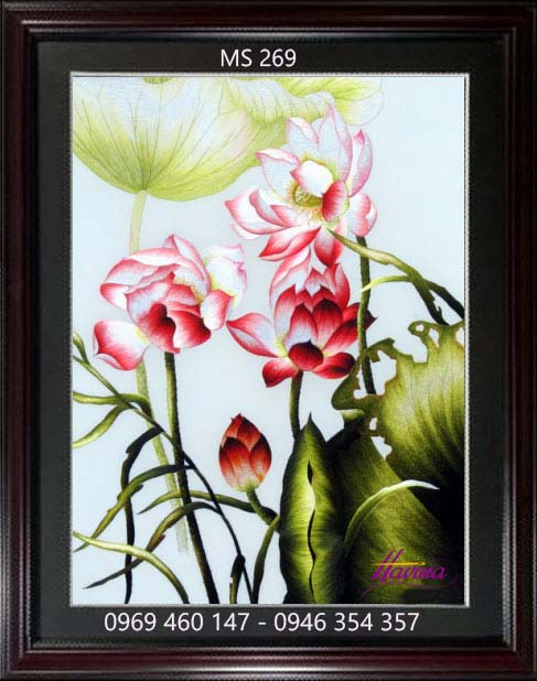 Tranh thêu hoa sen treo phòng khách