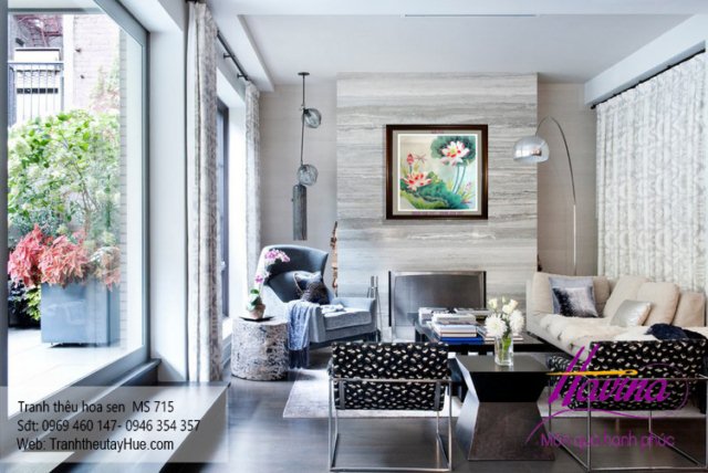 Tranh thêu hoa sen treo phòng khách