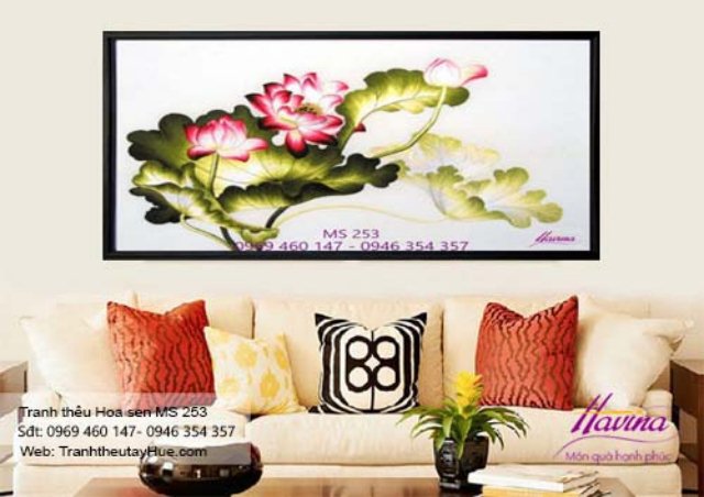 Tranh thêu hoa sen treo phòng khách