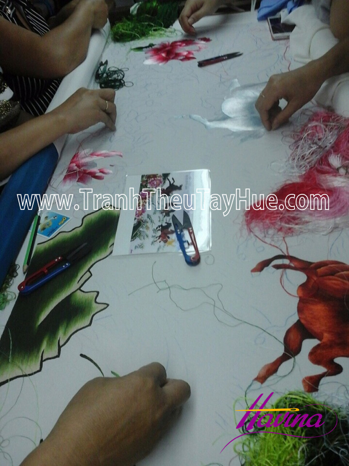 Những nghệ nhân đang miệt mài bên khung thêu Những nghệ nhân đang miệt mài bên khung thêu