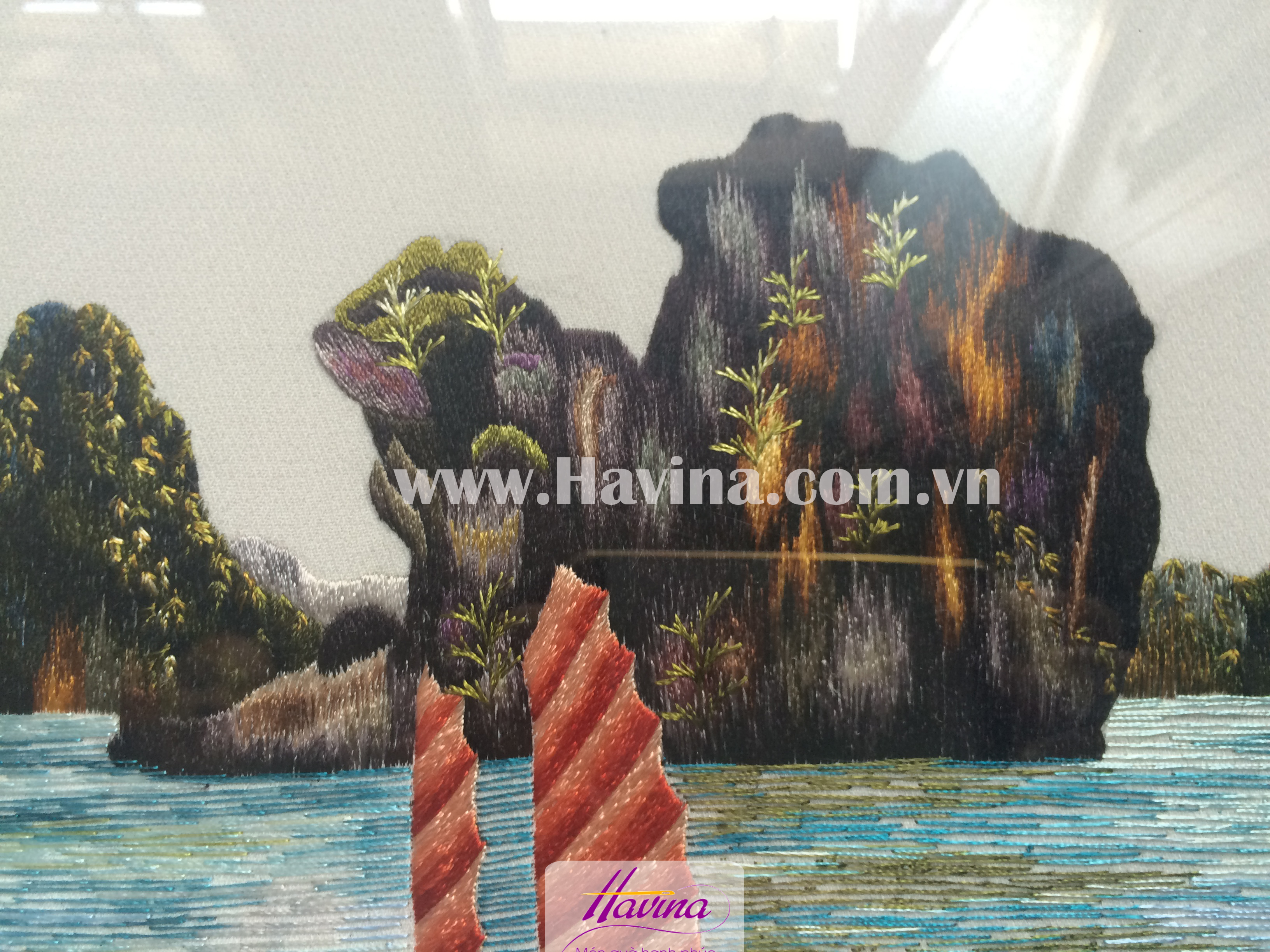 Một phần của bức tranh thêu phong cảnh Vịnh Hạ Long