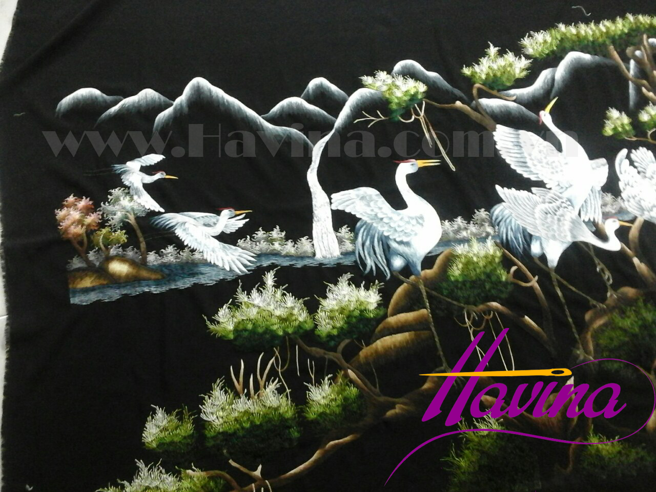 Một góc của tác phẩm tranh thêu tùng hạc khi đã hoàn thành