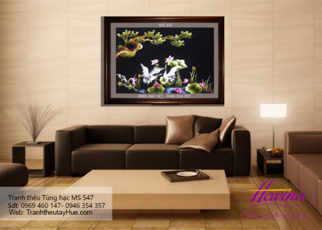 Tranh thêu tùng hạc diên niên treo phòng khách