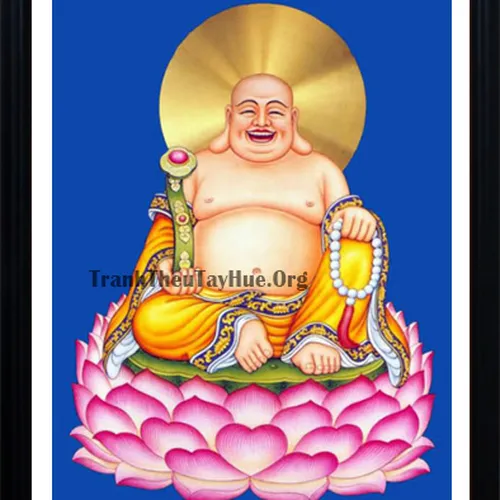 Anh Huyên mua tranh thêu Phật Di Lặc để treo ở cửa hàng của anh