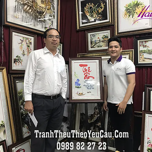 Anh Khôi chọn tranh thêu theo yêu cầu dành tặng giáo sư người Hàn Quốc