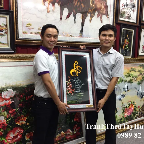 Anh Sơn Chọn Mua Bức Tranh Thêu Tri Ân Làm Quà Tặng Cô Giáo Cũ