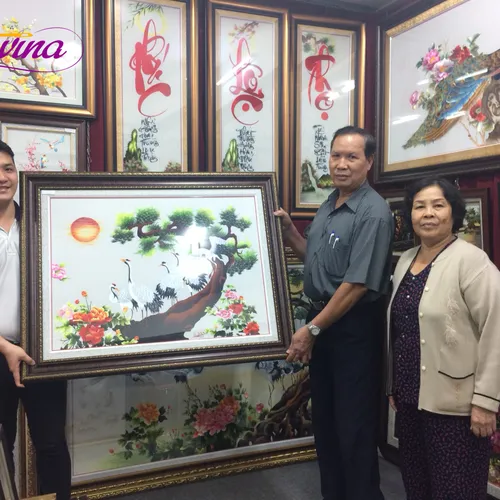Bật Mí Bức Tranh Ý Nghĩa Mà Vợ Chồng Chú Phương Mua Tặng Gia Đình Thông Gia