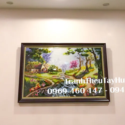 Bức tranh thêu tay thứ 3 được trao tận tay chị Minh Thu