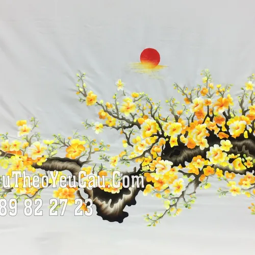 Chị Hồng ”đón” bức tranh thêu hoa mai về nhà