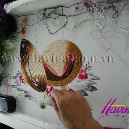 Chị Huệ (Quận Hai Bà Trưng, TP. Hà Nội) Mua Tranh Thêu Đôi Nón Tặng Đối Tác