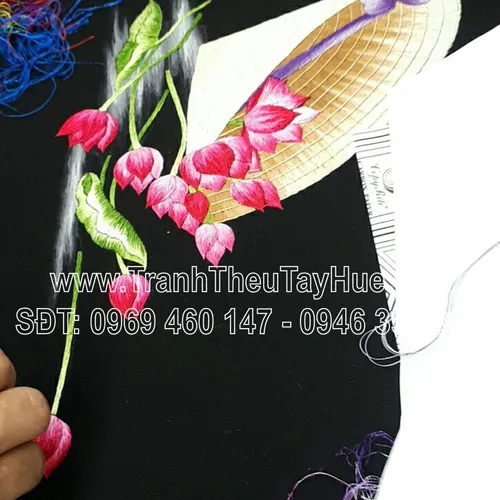 Chị Mai đặt thêu 2 bức tranh thêu nón lá hoa sen MS 2499
