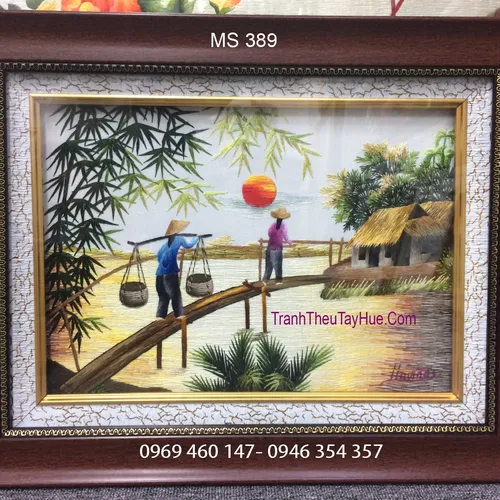 Chị Mỹ An Chọn Mua Tranh Thêu Làng Quê Việt Nam Để Làm Quà Tặng Bạn Nước Ngoài