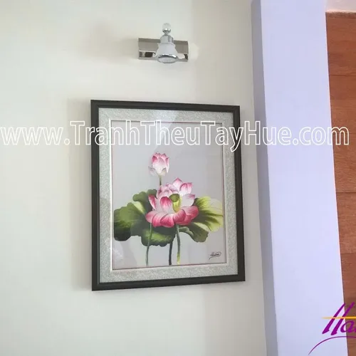 Chị Oanh mua tranh thêu hoa sen ms 276 làm quà tặng bạn.