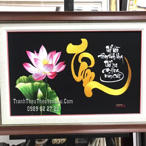 Chị Thủy (TPHCM) chọn mua cùng lúc 2 bức tranh thêu chữ tâm hoa sen