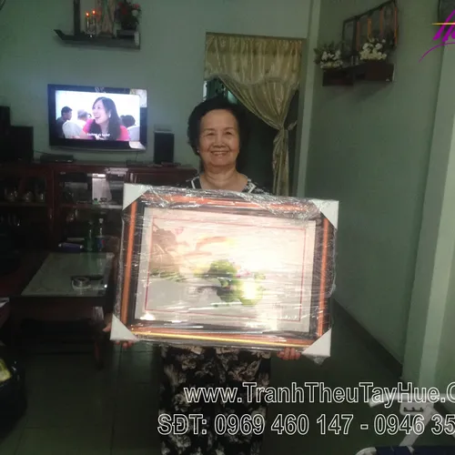 Havina Hoàn Thiện 2 Tác Phẩm Tranh Thêu Cá Chép Hoa Sen Cho Cô Ánh (Quận 8)