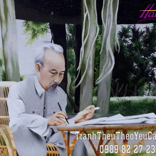 Hoàn thiện tranh thêu Bác Hồ ngồi ghế mây cho anh khách giấu tên ở Hà Nội