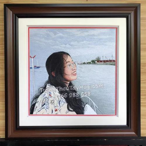 Tranh thêu chân dung con gái yêu của chị Ngân tại quận 7, TPHCM