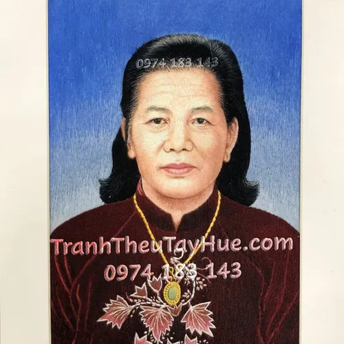 Tranh thêu chân dung mẹ chị Hà ở Đà Nẵng