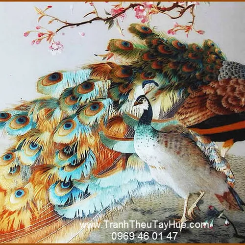Tranh thêu con công 11